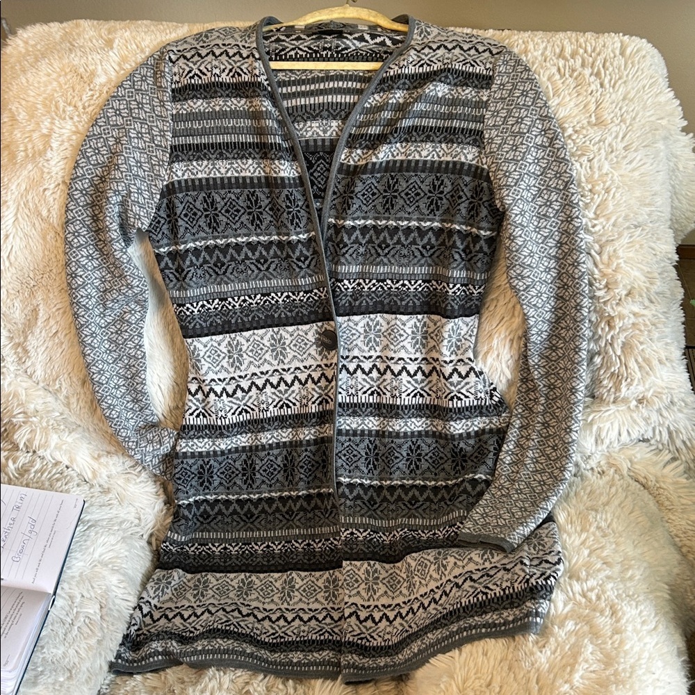 ICELANDIC DESIGN LONG WOOL AND ACRYLIC CARDIGAN SWEATER SIZE M